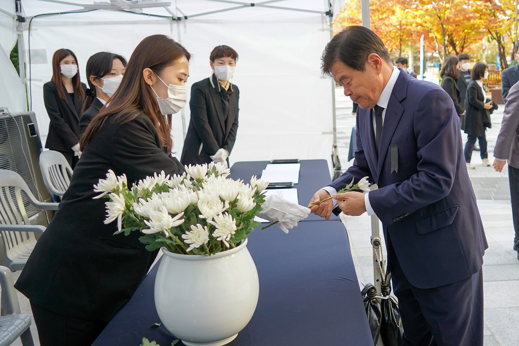 이태원참사 합동분향소 동대문구청 앞 광장 설치 이미지 2 - 본문에 자세한설명을 제공합니다.