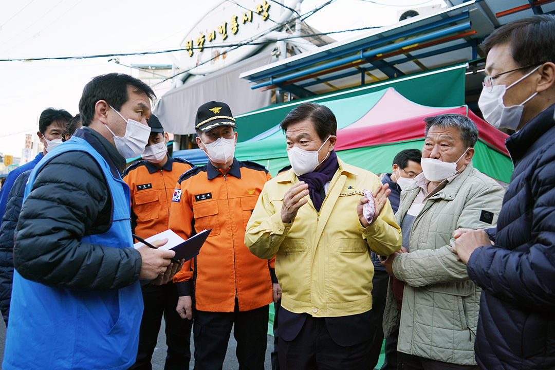 안전점검의 날 맞이 전통시장 안전점검 이미지 1 - 본문에 자세한설명을 제공합니다.