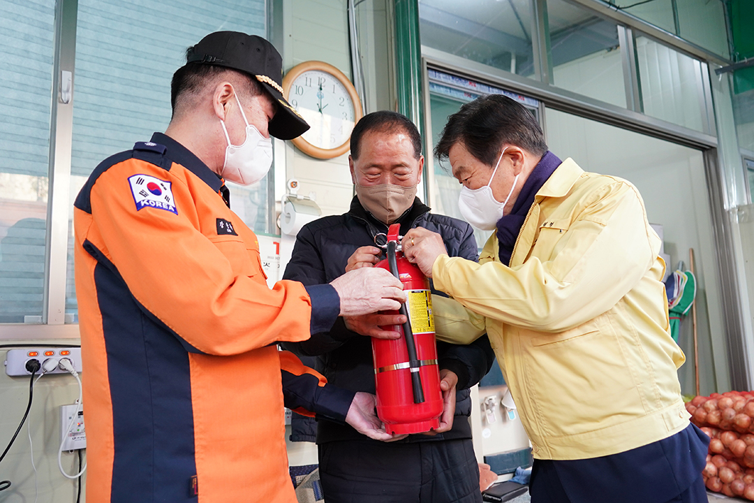 안전점검의 날 맞이 전통시장 안전점검 이미지 2 - 본문에 자세한설명을 제공합니다.