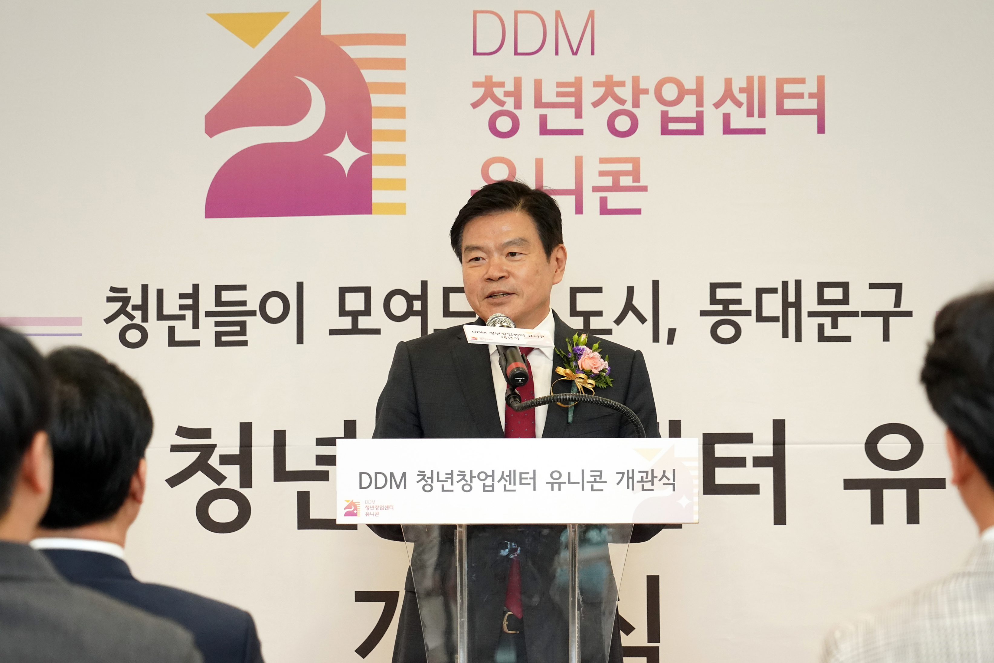 청년들의 참여를 활성화하여 정책 효율성을 높이는 관내 3개 대학 업무협약 이미지 3 - 본문에 자세한설명을 제공합니다.