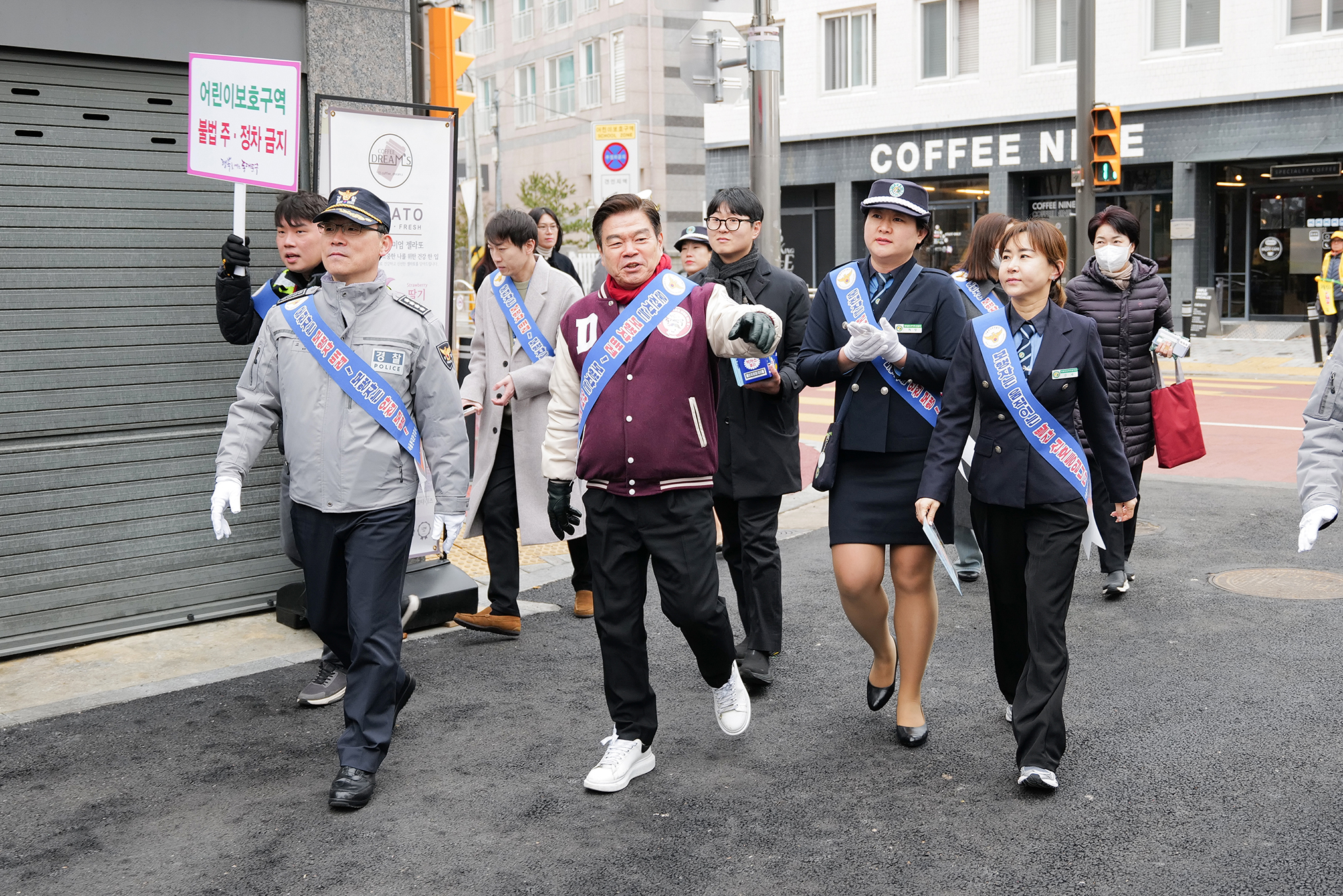 답십리초교 통학로 교통안전 캠페인 이미지 2 - 본문에 자세한설명을 제공합니다.