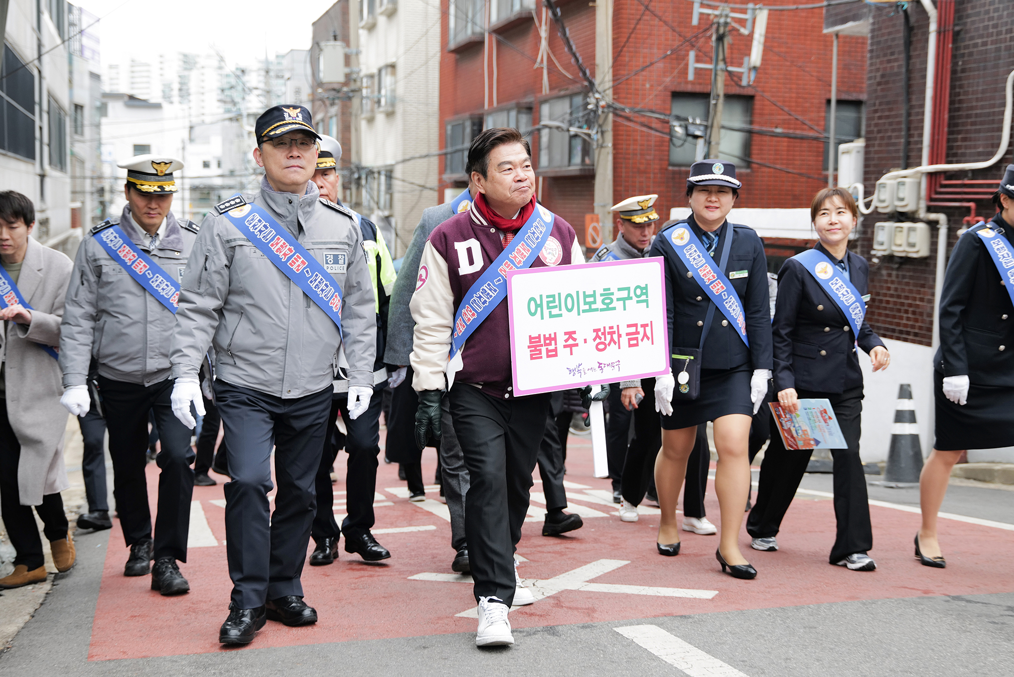 답십리초교 통학로 교통안전 캠페인 이미지 4 - 본문에 자세한설명을 제공합니다.