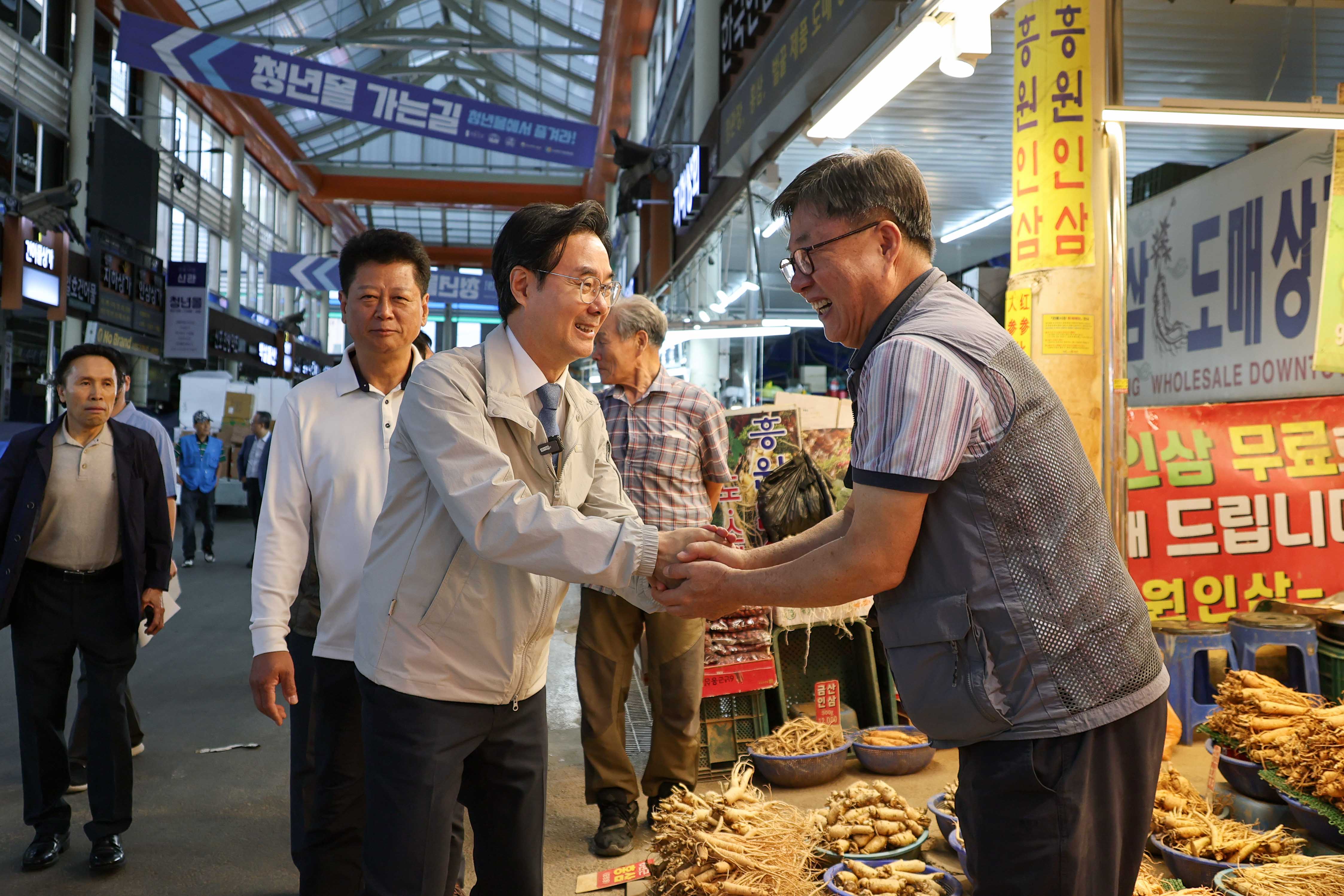 추석맞이 관내 전통시장 방문 이미지 5 - 본문에 자세한설명을 제공합니다.