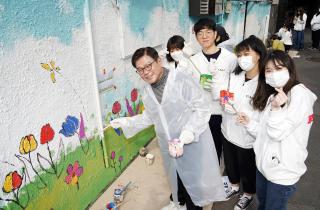 ‘클라랑스’ 학교 통행로 환경개선 벽화 그리기 이미지