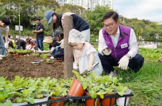 ‘클라랑스’와 함께 다문화가정 어린이들이 참여하는 배추 심기 체험 행사 이미지