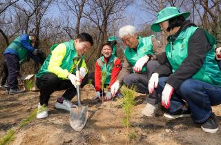 제80회 식목일을 맞이 배봉산 근린공원 나무 심기 행사 이미지