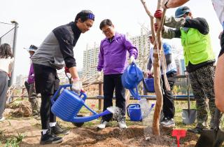 클라랑스와 함께하는 사회공헌활동 나무심기