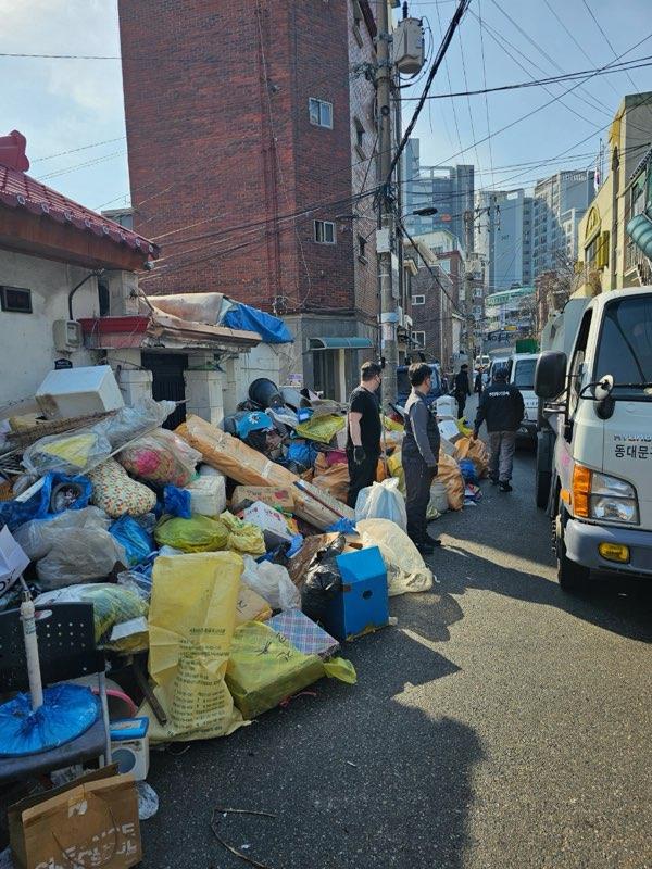 골목길 적치쓰레기 수거(전농1동) 정비 전 사진입니다.