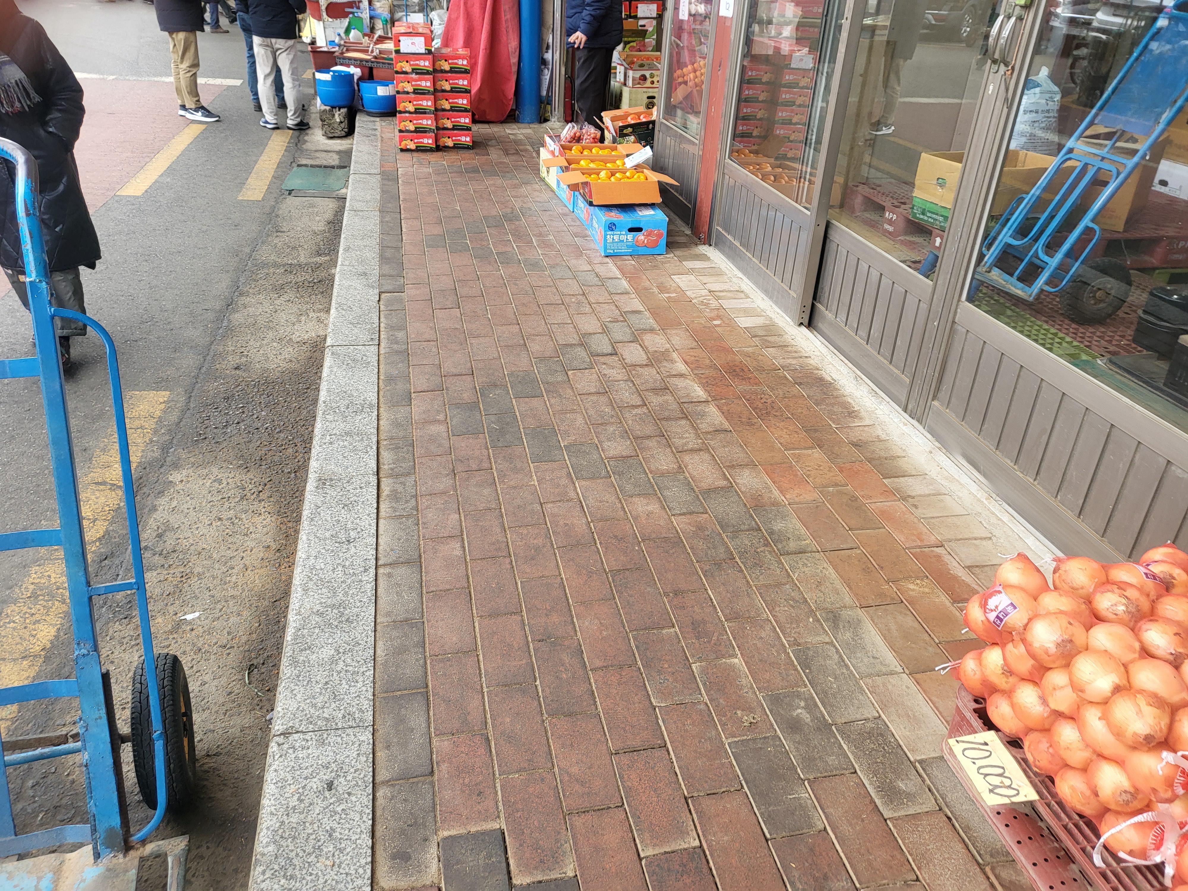 청량리농수산물시장 내 보도정비(청량리동) 정비 후 사진입니다.
