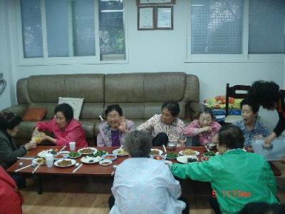 동아아파트 경로당 어르신 식사대접 이미지