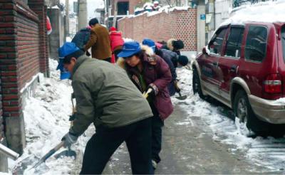 직능단체와 구 직원 제설 나서 이미지